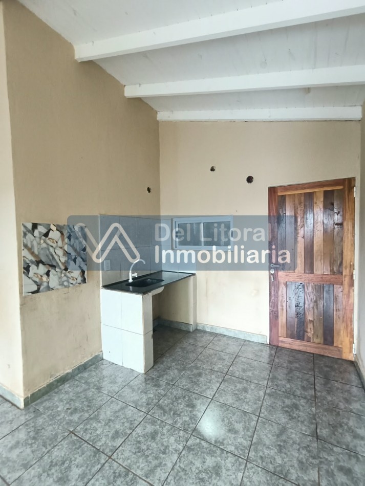 EN ALQUILER CASA- A 1/2 CUADRA DE RUTA 13 Y 2 CUADRAS DE AV. LIBERTADOR 