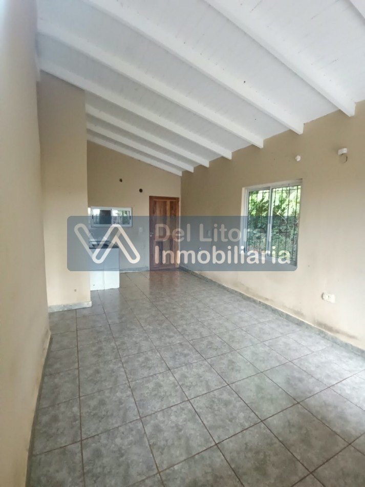 EN ALQUILER CASA- A 1/2 CUADRA DE RUTA 13 Y 2 CUADRAS DE AV. LIBERTADOR 