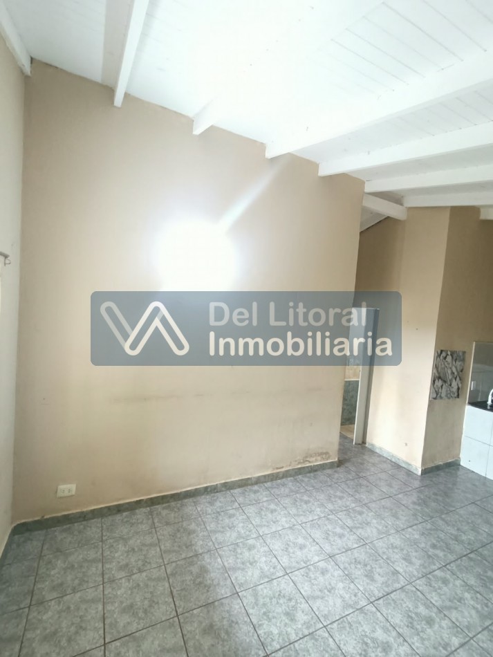 EN ALQUILER CASA- A 1/2 CUADRA DE RUTA 13 Y 2 CUADRAS DE AV. LIBERTADOR 
